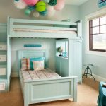 Chambre turquoise délicate avec lit mezzanine