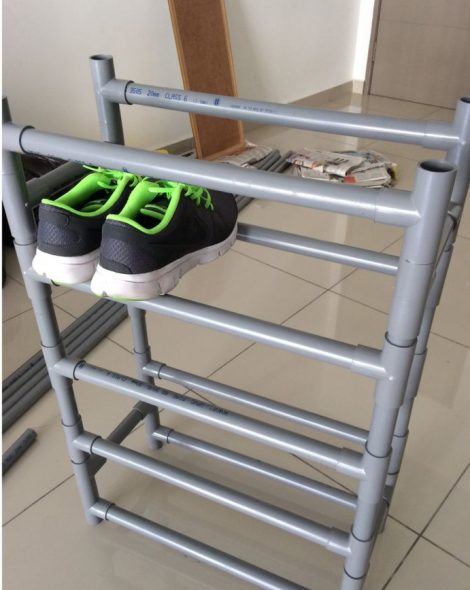 Étagère à chaussures dans le couloir