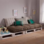 Lit simple de palettes en bois