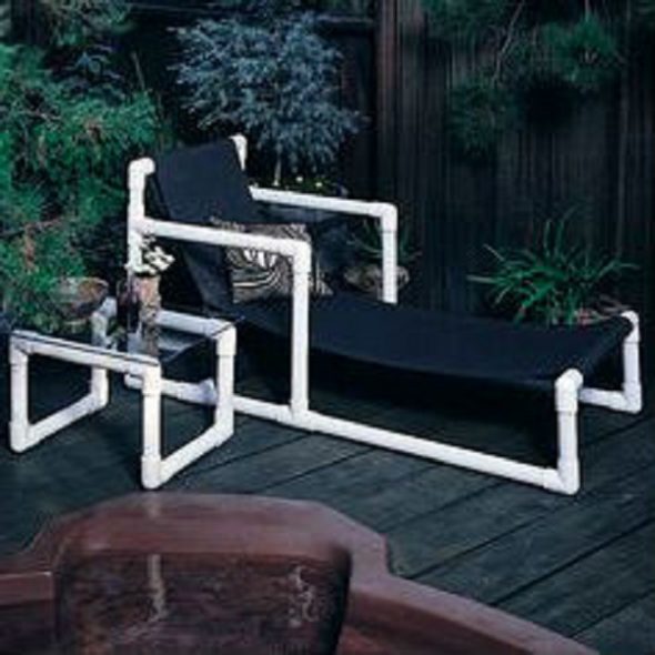 La chaise longue originale et une table avec leurs propres mains