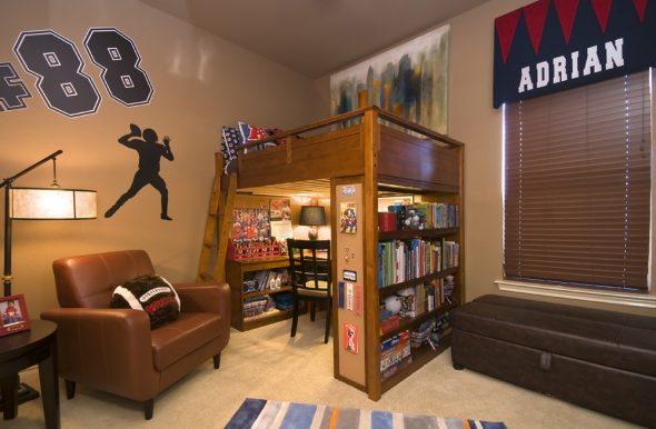 Grande chambre pour un adolescent avec un lit mezzanine