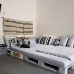 Nuances de gris à l'intérieur pour un lit de palettes