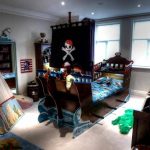 Garderie de pirates avec aires de repos, de jeux et de travail