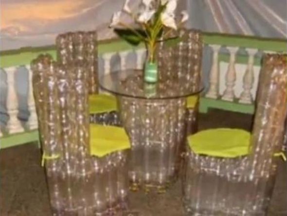 Chaises en plastique à décor jaune