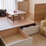 Podium pour un lit à tiroirs et une table pliante