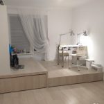 Podium avec bureau, armoire et lit de sortie