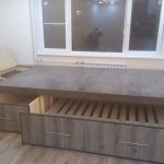 Podium dans le coin avec tiroirs et lit