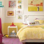 Habitación para adolescentes en tonos amarillo-rosa.