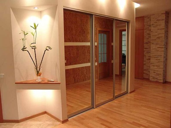 Rétro-éclairage pour un meuble d'angle en miroir