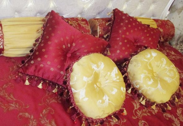 Oreillers et rouleaux frangés