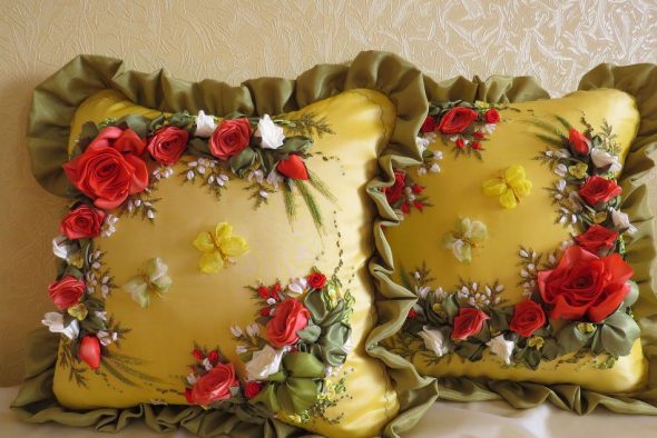 Coussins brodés de rubans