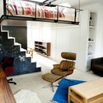 Lit mezzanine suspendu pour un petit appartement