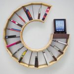 L'étagère pour des livres de forme inhabituelle