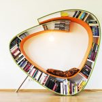 L'étagère pour des livres de forme inhabituelle