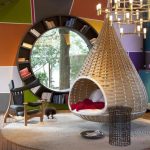 Étagère-fenêtre dans un design d'intérieur inhabituel