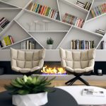 Étagères inhabituelles pour la décoration et des livres au-dessus de la cheminée