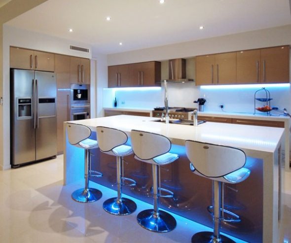 Îlot de cuisine spacieux et confortable avec un bar