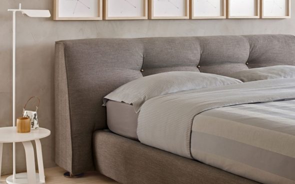 Simplicité et douceur dans le design de la chambre