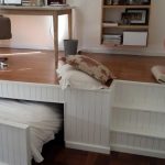 Coin de travail sur le podium blanc