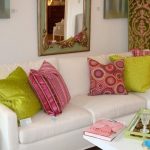Coussins lumineux multicolores à l'intérieur