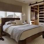 Luxueuse chambre moderne avec une armoire intégrée et un lit près de la fenêtre