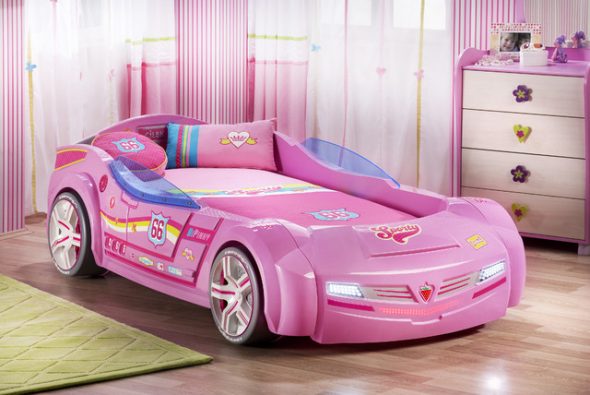 Lit de voiture rose pour une fille