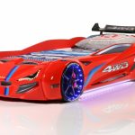 Lit intelligent pour le garçon sous la forme de la voiture avec éclairage