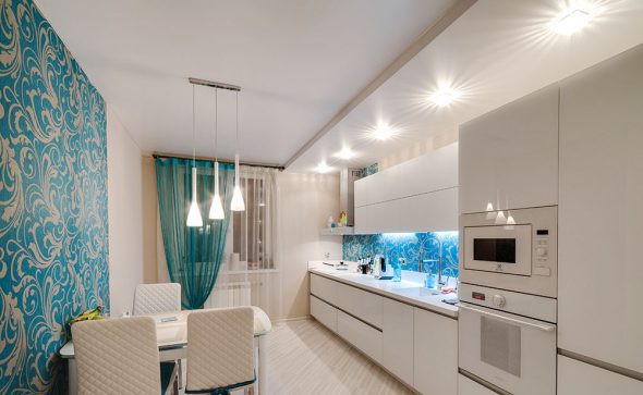 Cuisine lumineuse élégante dans des tons turquoise avec un éclairage favorable