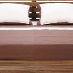 Grand lit en chêne pour une chambre insolite