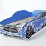Lit de voiture bleu avec sommier