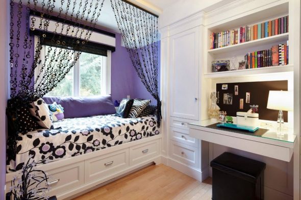 Quarto lilás-branco com elementos pretos