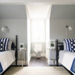 La combinaison de gris et de bleu dans la chambre des garçons