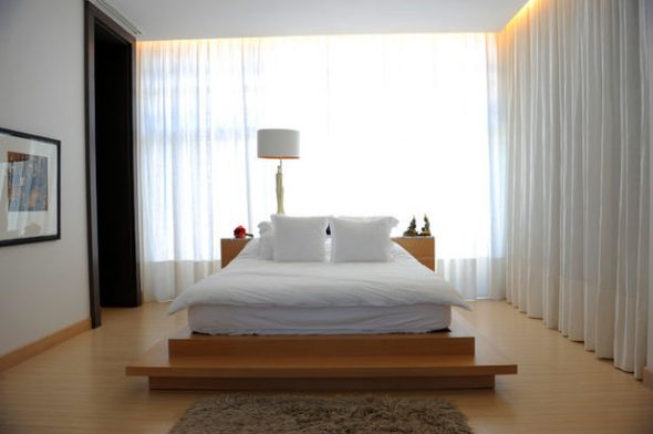 Chambre moderne avec grande fenêtre