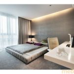 Chambre moderne avec une passerelle douce pour le lit