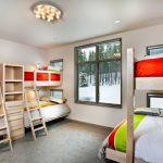 Chambre pour une grande famille avec une petite fenêtre pour chaque lit