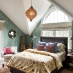 Chambre dans le grenier prévoit l'installation d'un lit avec une tête de lit à la fenêtre