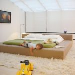 Chambre de style scandinave avec lit de passerelle