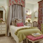 Dormitorio en estilo antiguo para niñas.