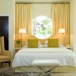 Chambre avec une fenêtre de forme inhabituelle
