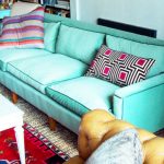 Vieux canapé après le rembourrage