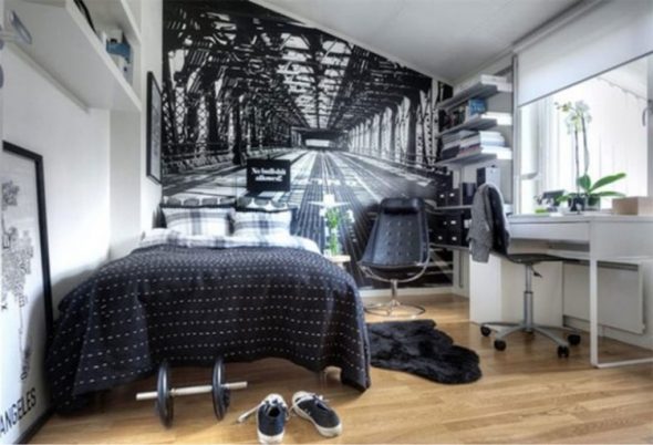 Chambre élégante pour un garçon avec une table près de la fenêtre