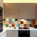 Cuisine élégante avec des carreaux de mosaïque et une surface de travail éclairée