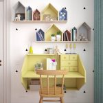 Table et étagères pour les livres dans la chambre des filles