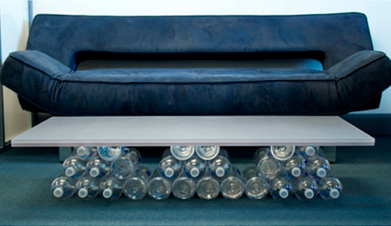 Tableau de bouteilles en plastique pour le salon