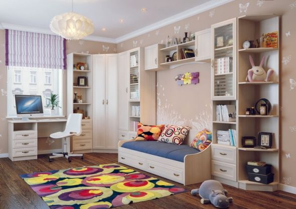 Mobilier clair pour la chambre du garçon avec un lit et une table