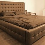 Grand lit confortable pour un bon sommeil avec les mains