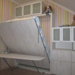Table de lit confortable pour la chambre d'enfants dans le grenier