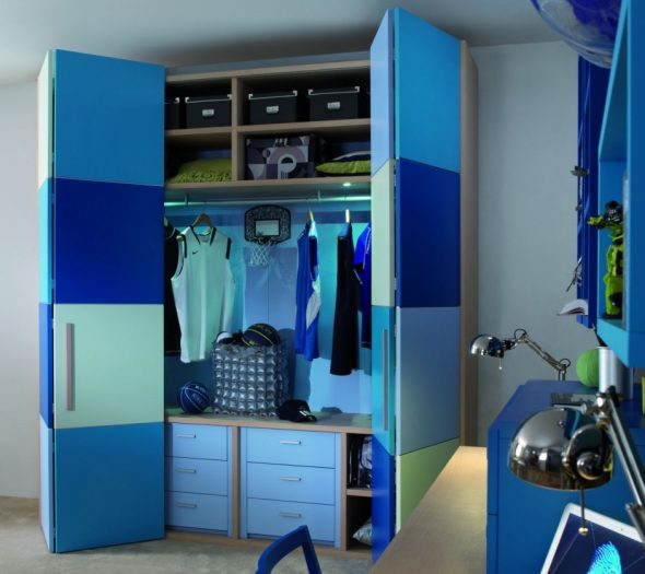 Armoire pratique et fonctionnelle dans la chambre pour le garçon