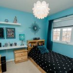 Acogedora habitación para una adolescente en colores azul y negro.