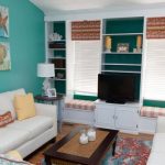 Petit salon confortable dans un style nautique